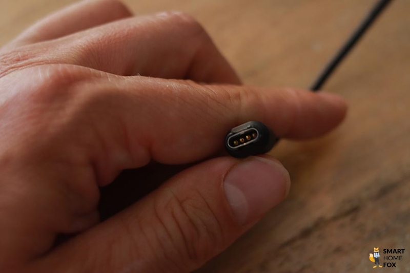 Man sieht das Ladekabel der Garmin Fenix 7.